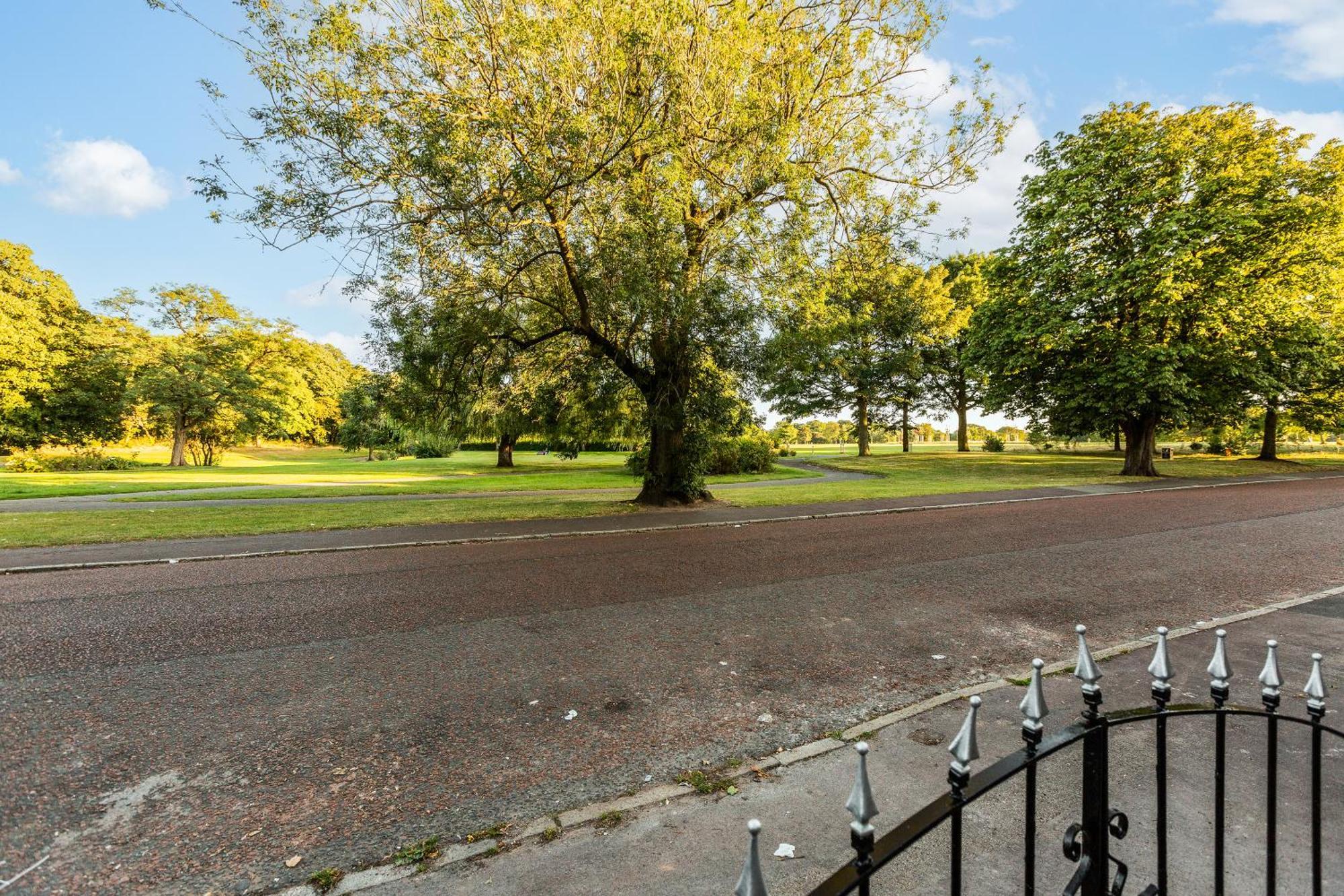 Villa Grand Victorian 6 - En-suites, Hot Tub, Cinema Room, Private Parking & Park View