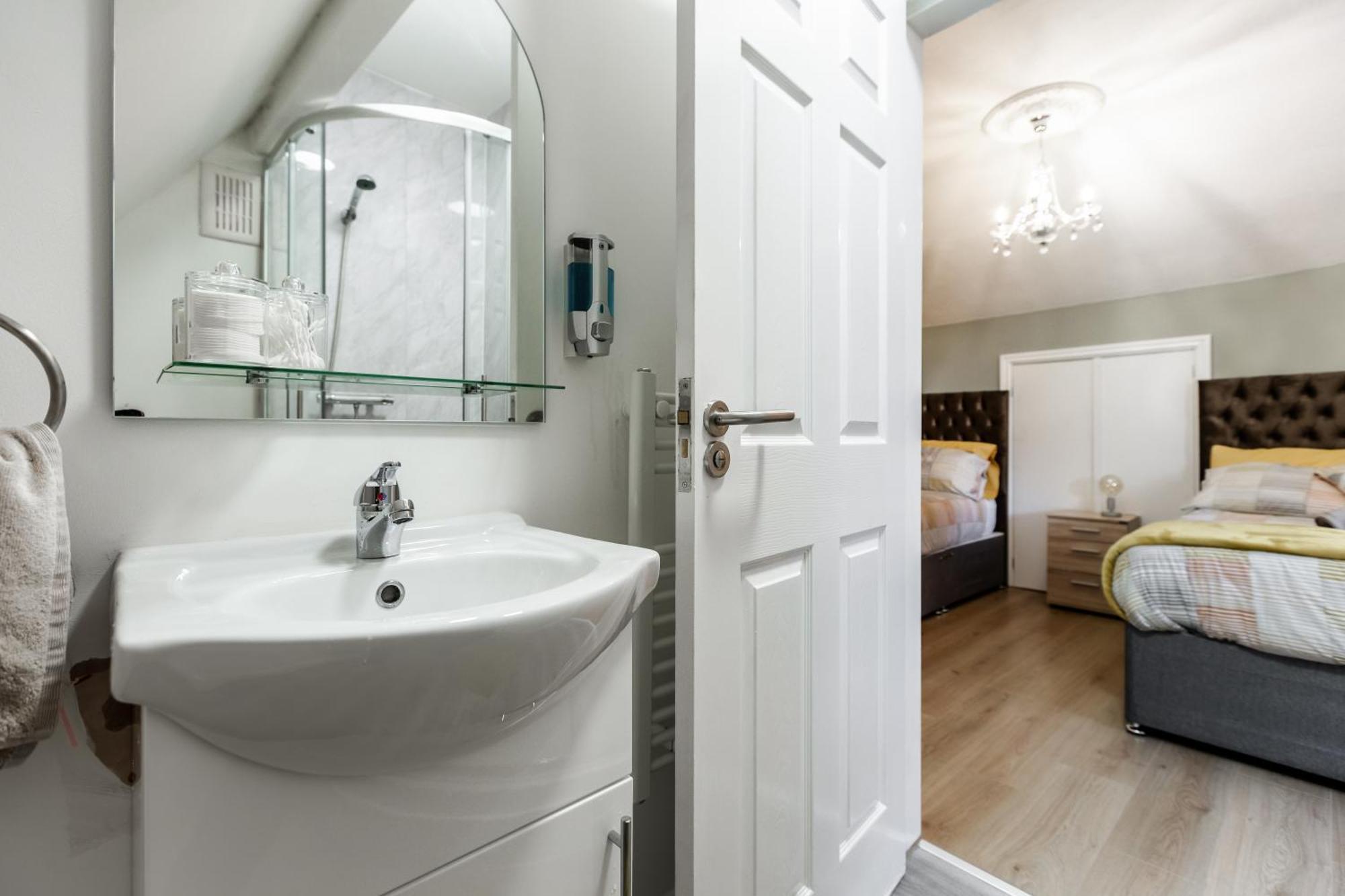 Grand Victorian 6 - En-suites, Hot Tub, Cinema Room, Private Parking & Park View * Liverpool