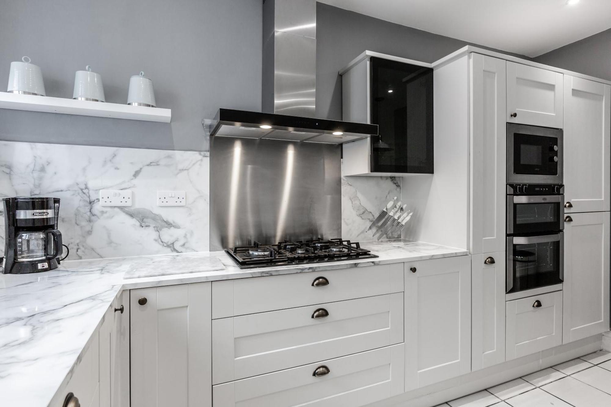 Villa Grand Victorian 6 - En-suites, Hot Tub, Cinema Room, Private Parking & Park View Liverpool