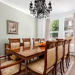 Grand Victorian Villa 6 - En-Suites, Hot Tub, Cinema Room, Private Parking & Park View