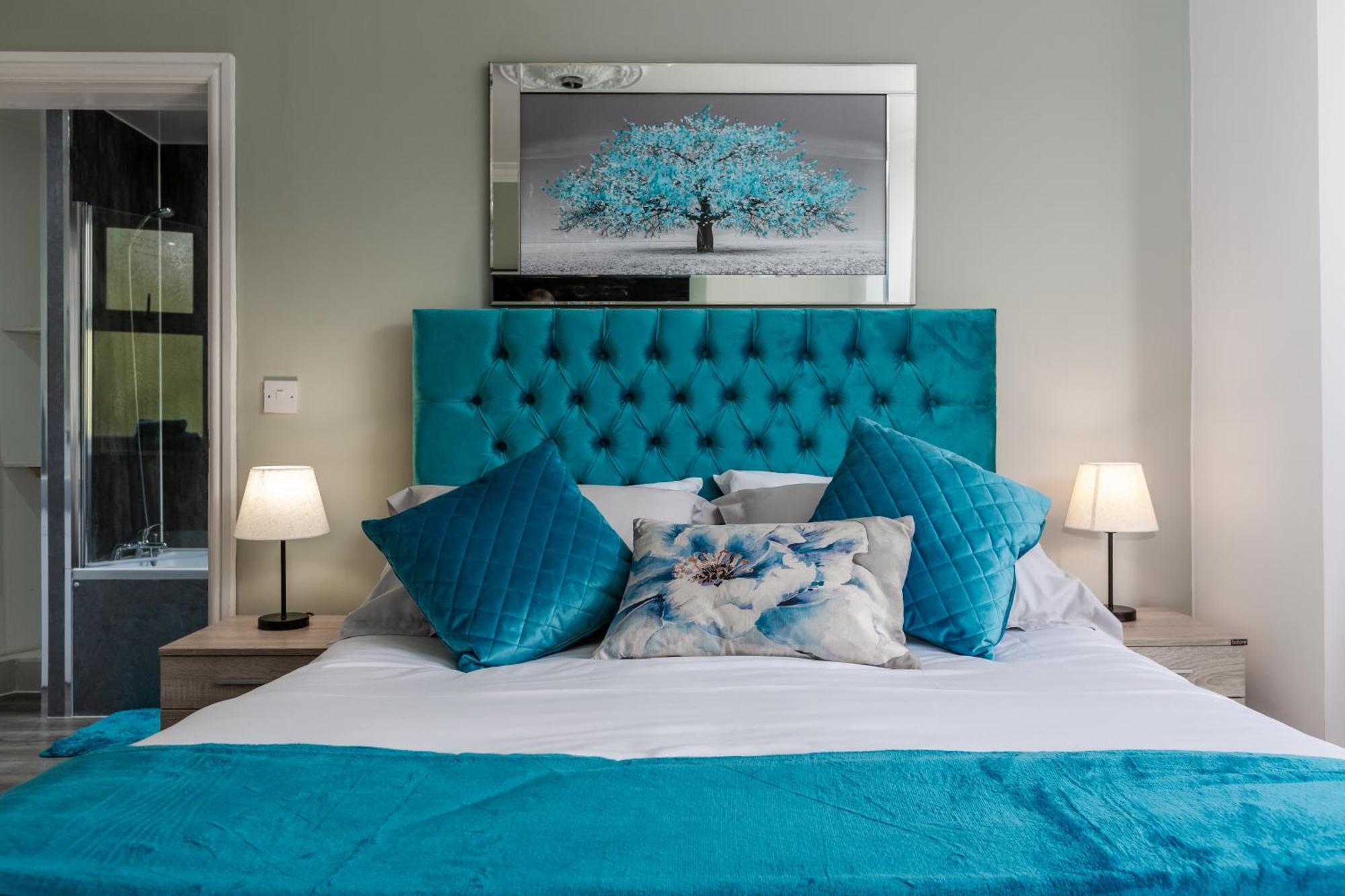 Grand Victorian 6 - En-suites, Hot Tub, Cinema Room, Private Parking & Park View
